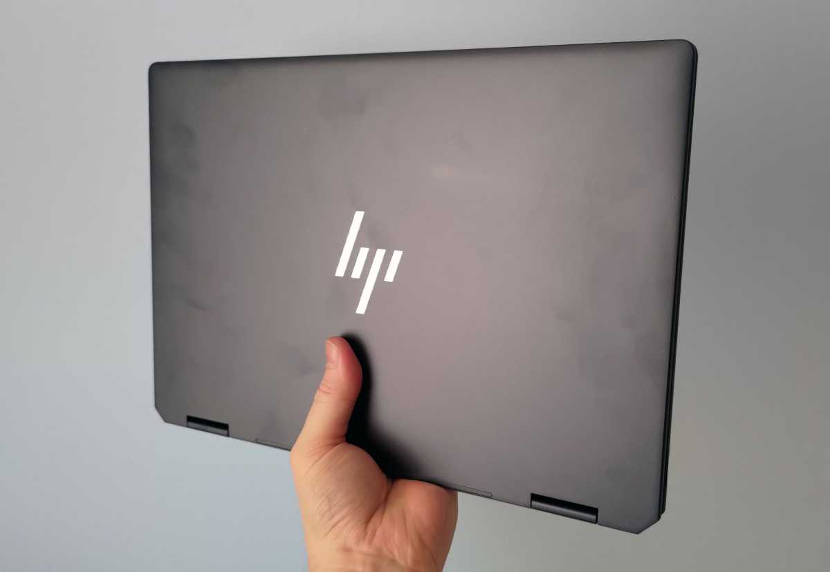 HP Spectre x360 14 i handen