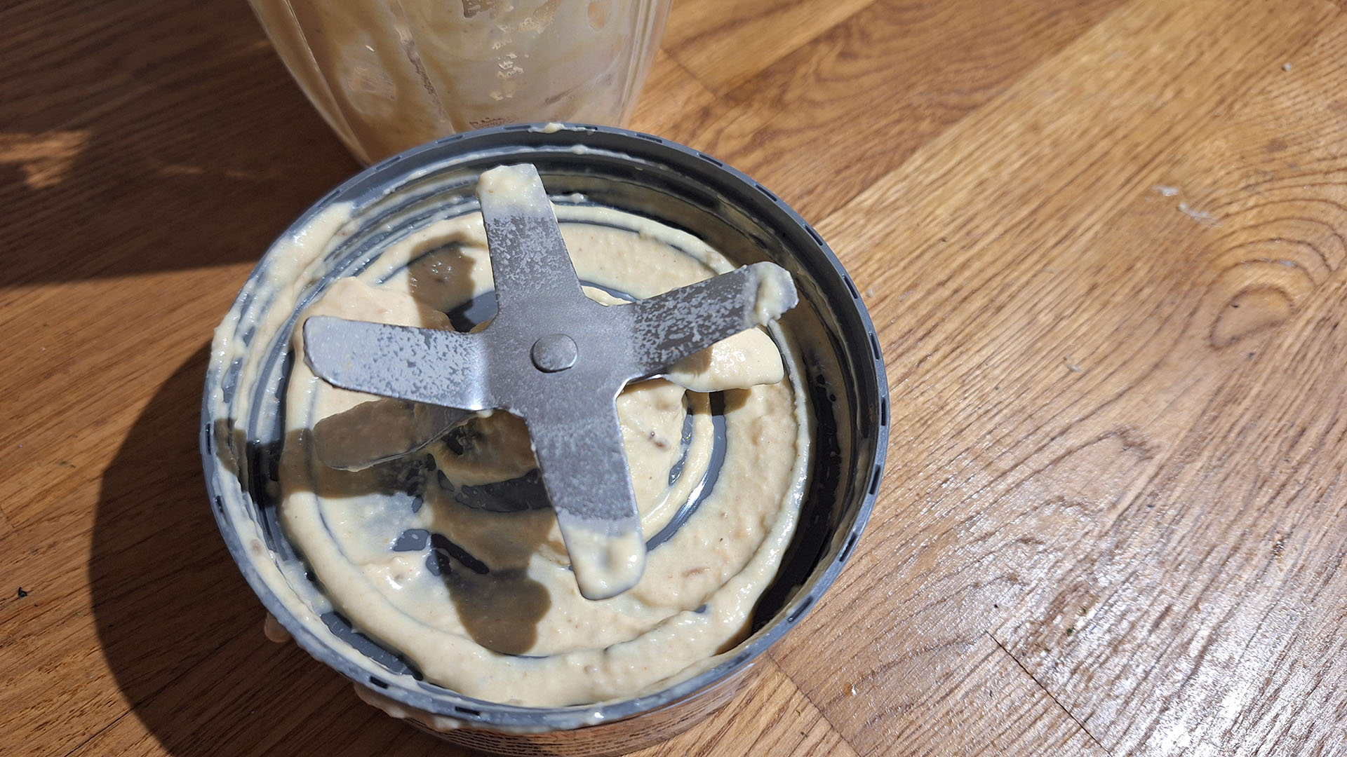 Hummus stuck in blades of Nutribullet 600 Series in reviewer's kitchen