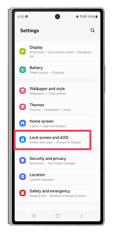 One UI screenshots showing how to display and select widgets for the lock screen.