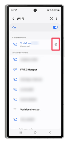 One UI screenshots showing how to share your Wi-Fi credentials with a QR code.