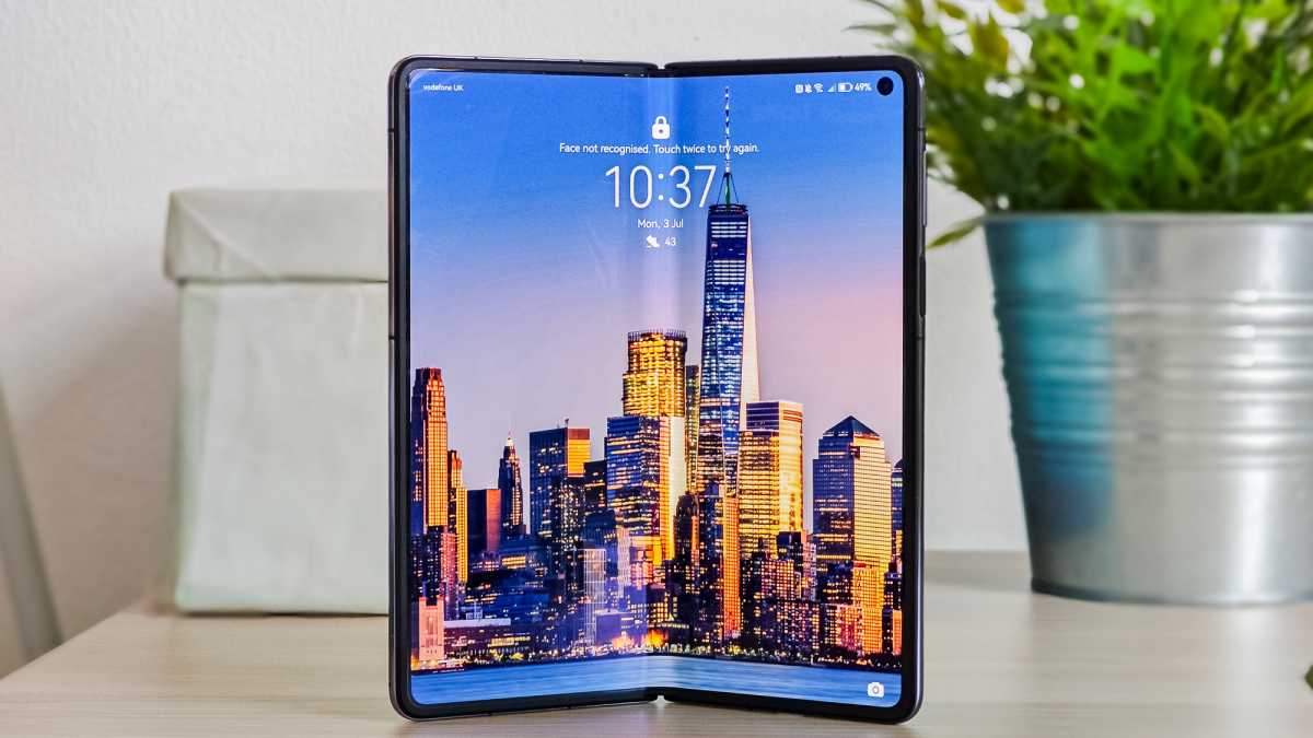 Huawei Mate X3 unfolded display screensaver