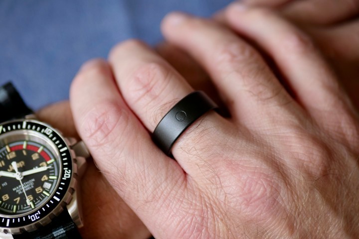 A person wearing the Circular Ring Slim smart ring.