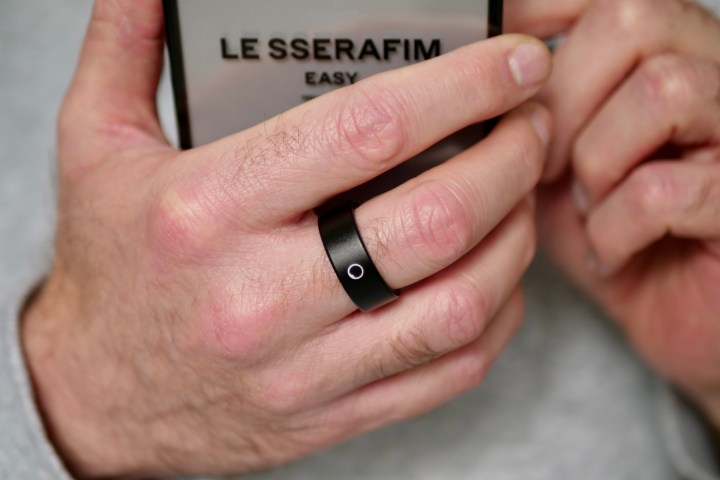 A person wearing the Circular Ring Slim.