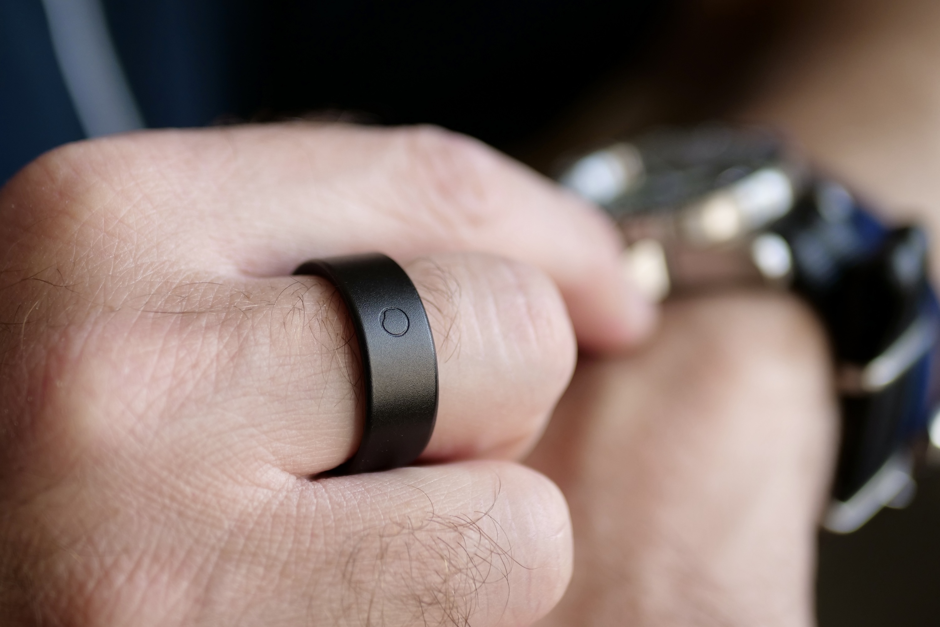 A person wearing the Circular Ring Slim smart ring.