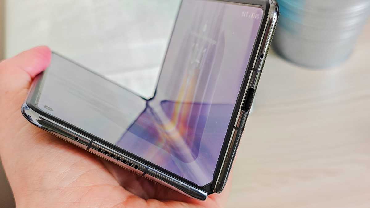 Huawei Mate X3 unfolded hinge