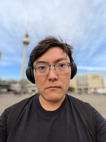 Google Pixel 9 Pro: Ultra-wide angle selfie - Portrait mode on