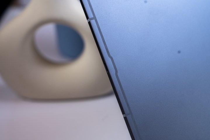 The rear notch on the Galaxy Tab S10 Ultra antenna design