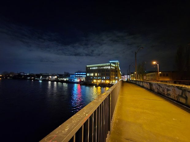 Samsung Galaxy S24+: Ultra-wide-angle camera (0.6x) - Night mode on