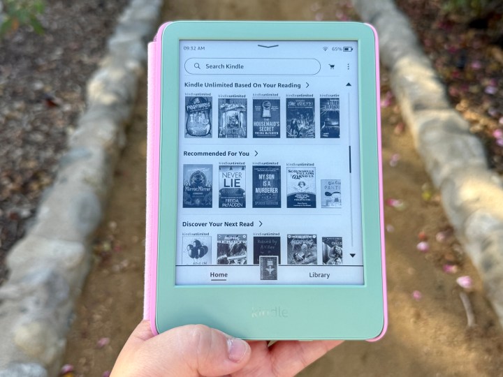 Amazon Kindle (2024) in Matcha Green.