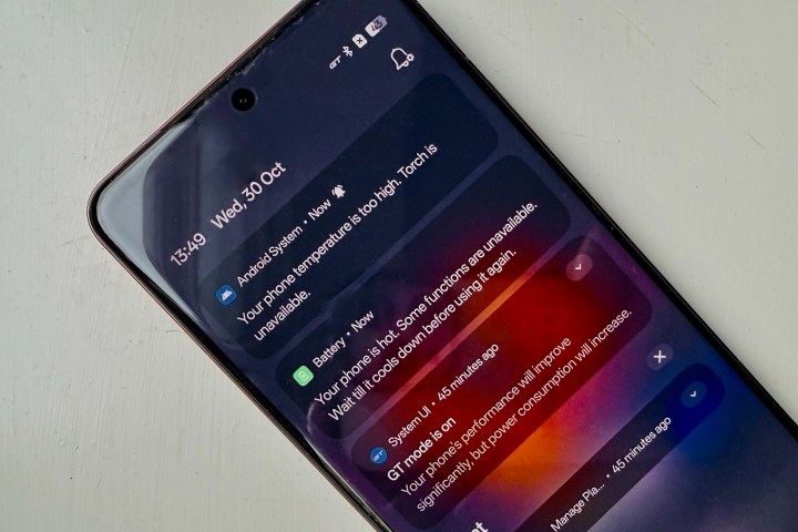 Overheating notifications on the Realme GT 7 Pro.