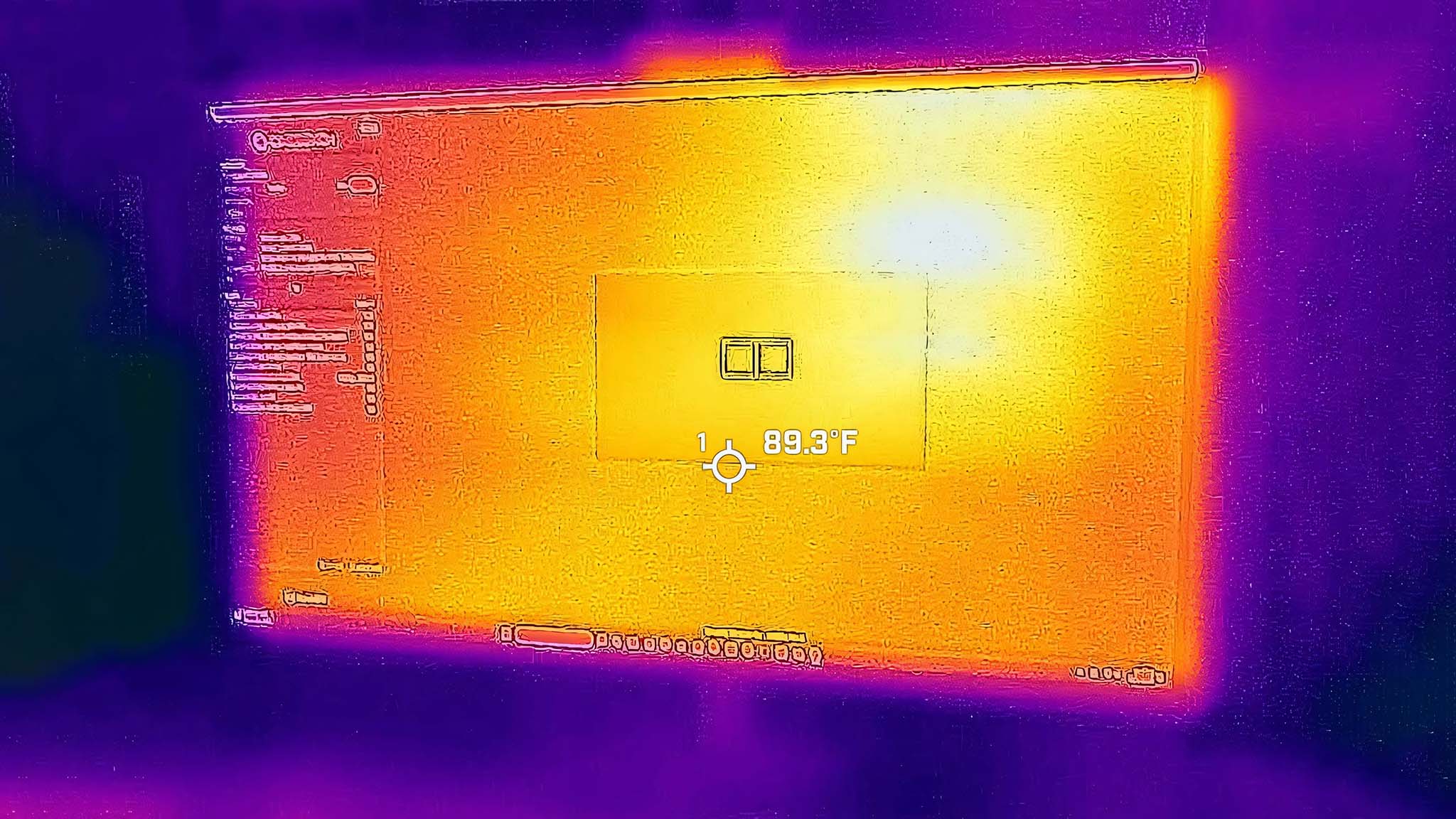 Thermal image showing that the upper right corner on the front of the HP OmniStudio X AIO gets warm.