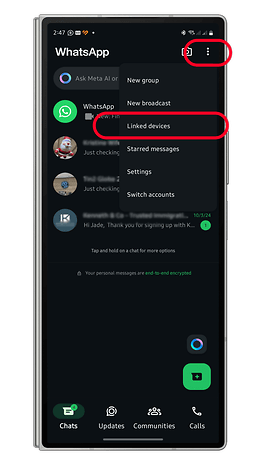 WhatsApp interface showing chat list and menu options including 'Linked devices'.